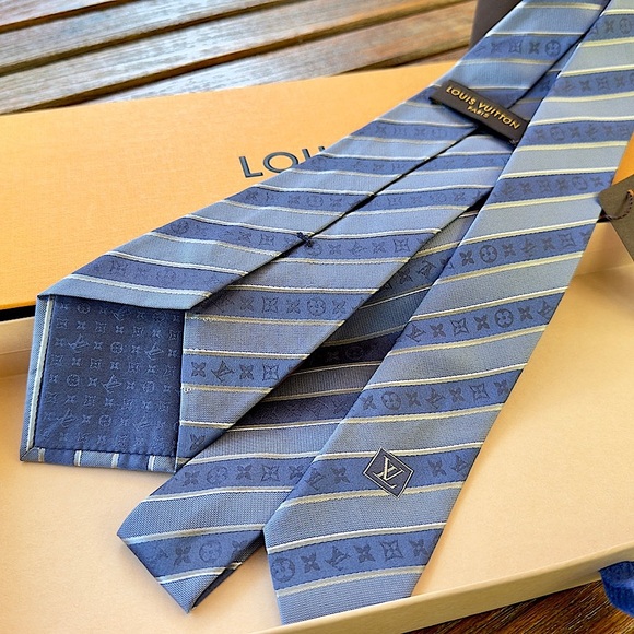 🎁HOLIDAY 25’🎁🔥🆕💯ICONIC LOUIS VUITTON KNIGHT CHARMS STRIPES MONOGRAM TIE🔥 - Picture 10 of 17